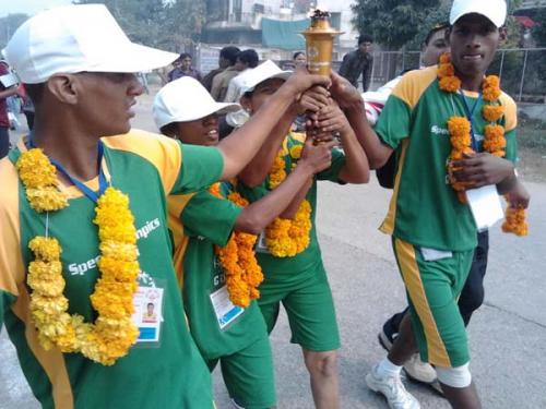the_goan_athletes_hold_the_olympic_flame_rajasthangold_medal